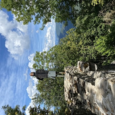 Pic et vestiges du château d'Oliferne