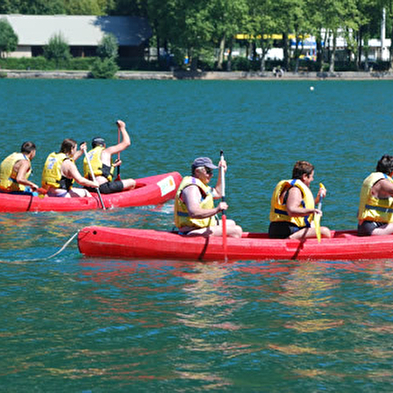 Canoë, yoga kayak, paddle, pirogue et planche à voile sur le lac de Nantua